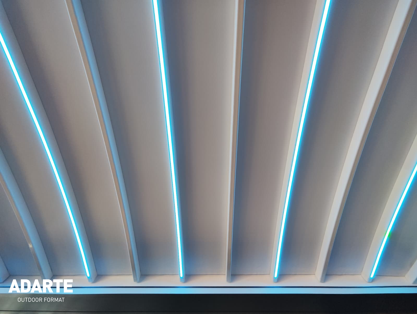 Dettaglio ravvicinato dei profili con illuminazione LED integrata